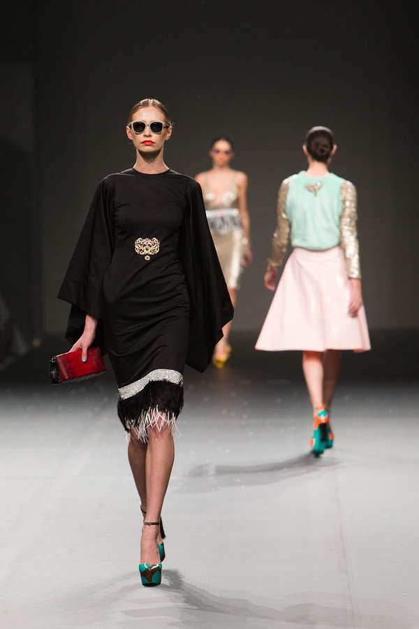 Quels sont les éléments clés pour créer un look de soirée chic et glamour ?