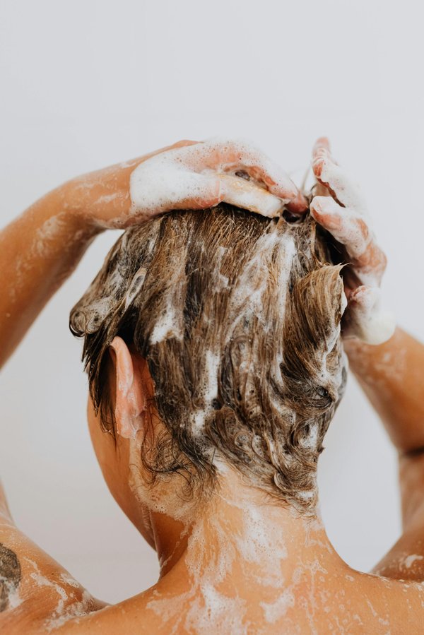Shampoing anti pelliculaire bio : votre allié contre les démangeaisons