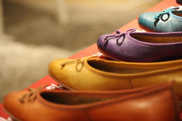 Des ballerines aux pantoufles : le confort chic des chaussures années 20